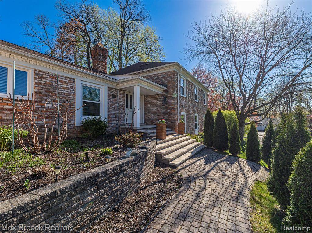 Bloomfield Hills, MI 48304 3043,3835 LAKECREST Drive