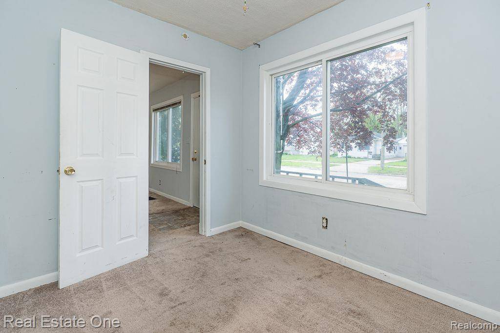 Clawson, MI 48017 2209,310 Massoit Street