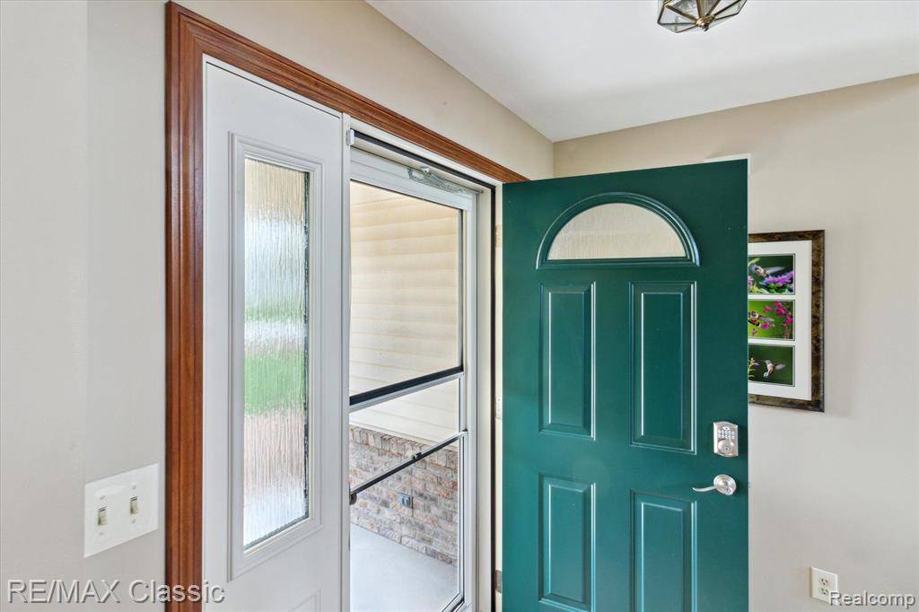 Wixom, MI 48393 1881,2234 WHITE PINE Drive