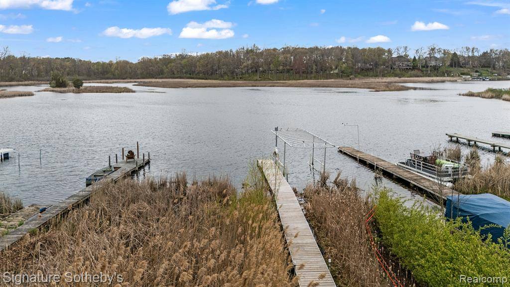Brighton, MI 48116 9754,5027 GROVER Drive