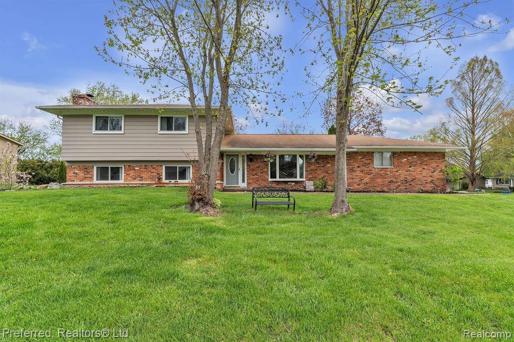 White Lake, MI 48386 2470,8722 WOODSHIRE Drive