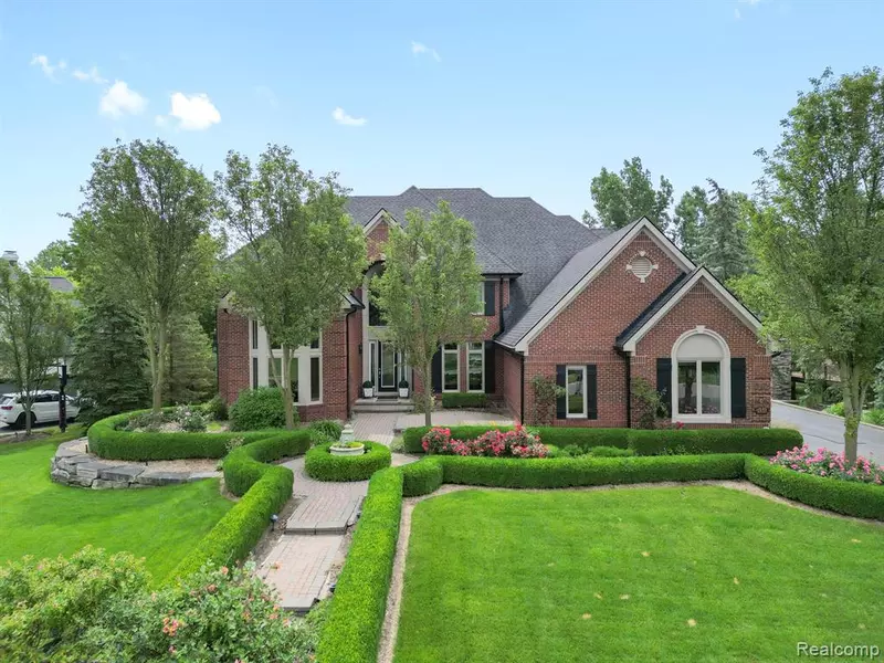 1951 VINSETTA Court, Rochester, MI 48306 1645