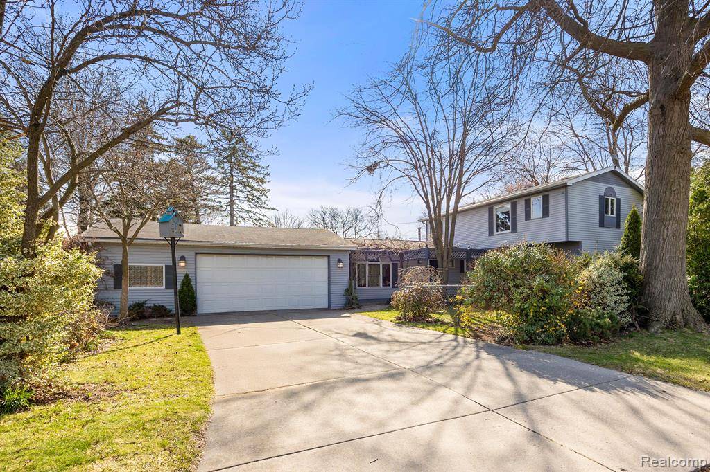 Sterling Heights, MI 48310 4704,5409 Meadow View Street