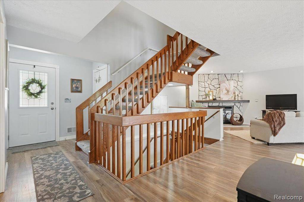 Clarkston, MI 48346 4453,6582 Ridgeview Drive