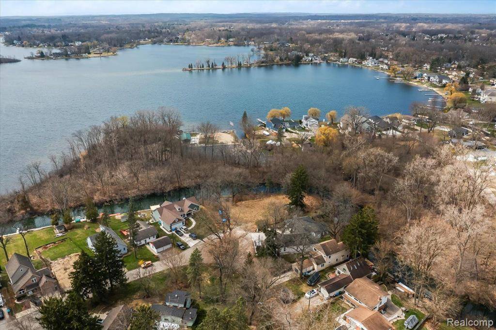 Commerce Twp, MI 48382 4013,4339 BLUEBIRD Drive