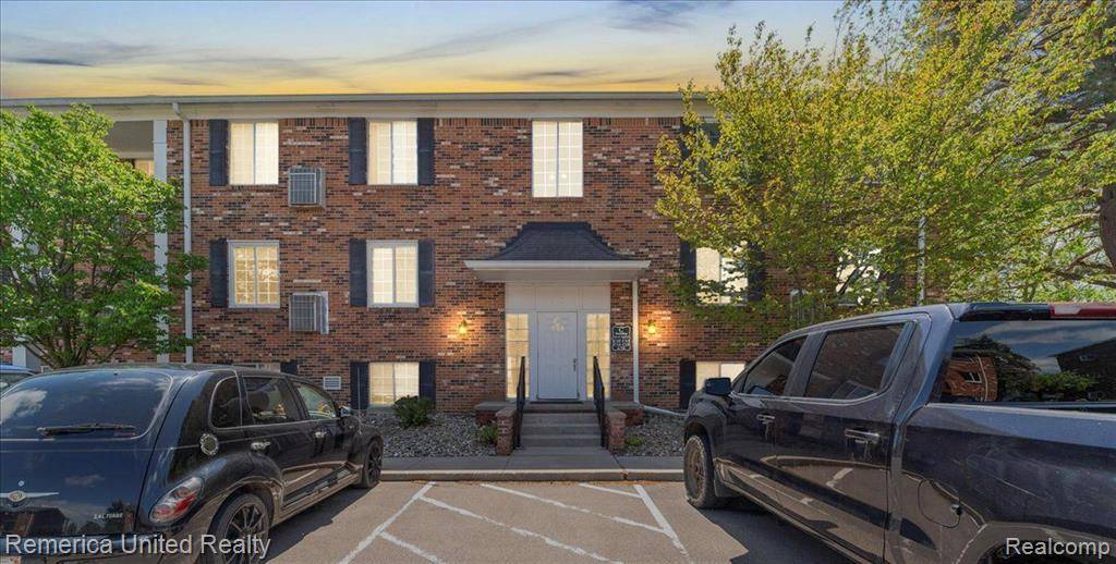 505 W HIGHLAND Road, Howell, MI 48843 1174