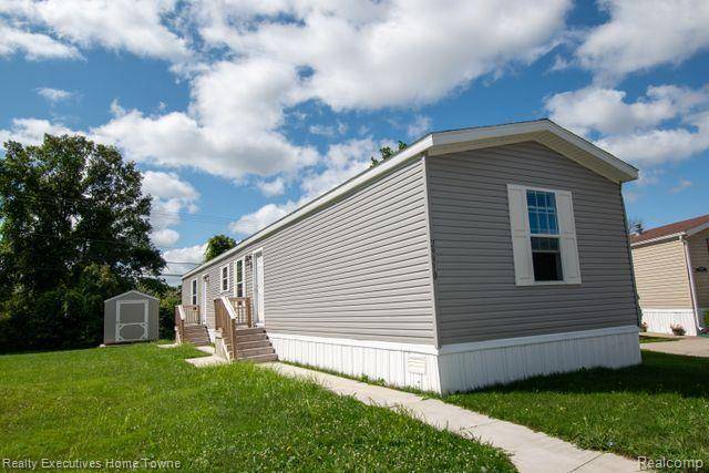 29310 Jamestown Dr, Chesterfield, MI 48051