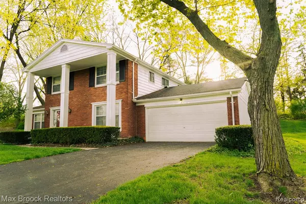 Bloomfield Hills, MI 48304 1429,2166 Brenthaven Drive