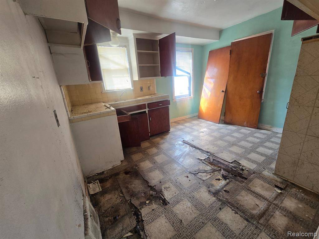 Detroit, MI 48219 2978,18313 ASHTON Avenue