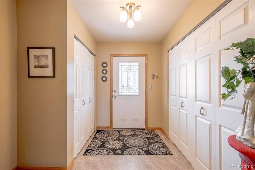 Fenton, MI 48430 1049,2414 CRANEWOOD Drive