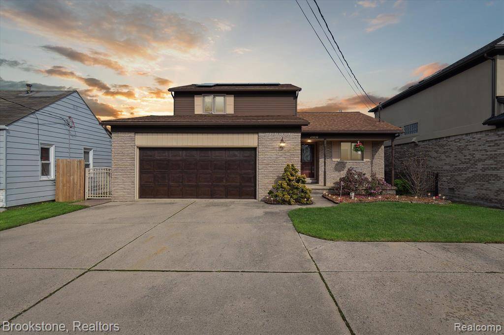 45850 EDGEWATER Drive, Chesterfield, MI 48047
