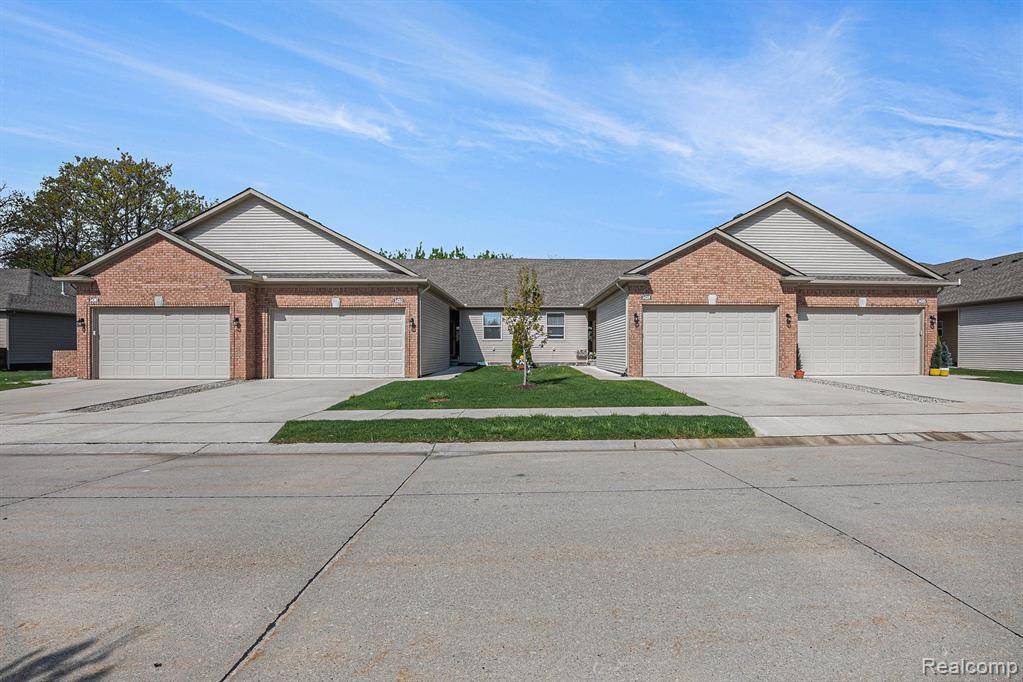 54313 CAMDEN Circle, New Baltimore, MI 48051 3939