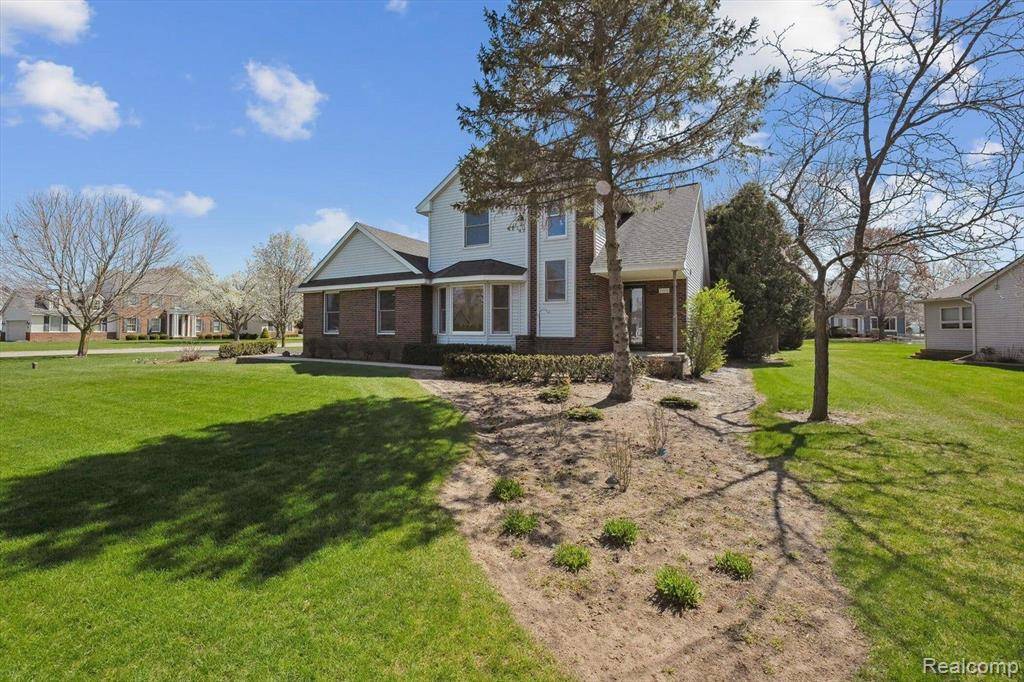 South Lyon, MI 48178 8143,13732 MONARCH Drive