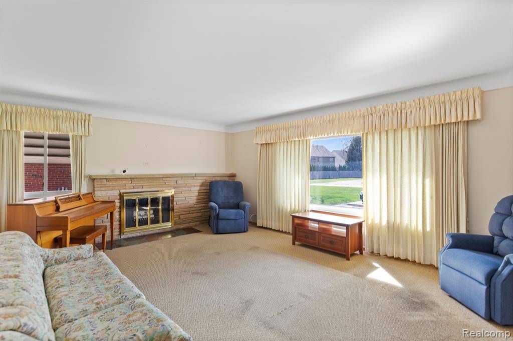 Saint Clair Shores, MI 48080 2433,22507 E 8 MILE Road