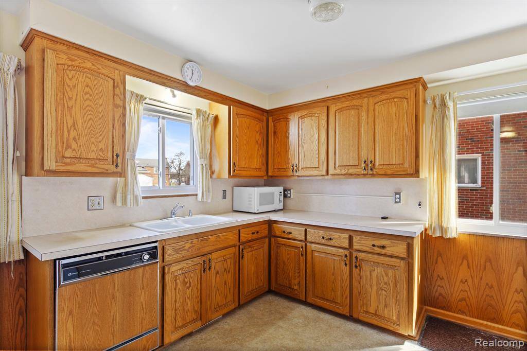 Saint Clair Shores, MI 48080 2433,22507 E 8 MILE Road