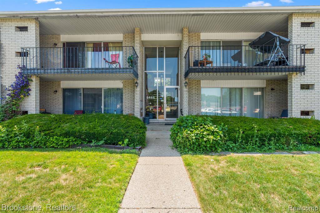 8465 KENNEDY Circle, Warren, MI 48093 2227