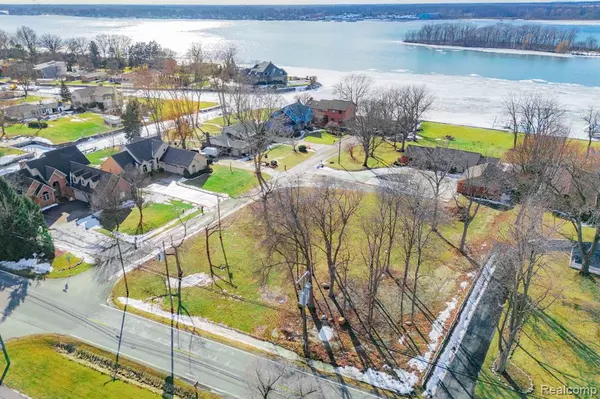 Grosse Ile, MI 48138 2048,000 Southpointe Drive