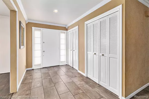 West Bloomfield, MI 48322,4819 Thorntree Drive