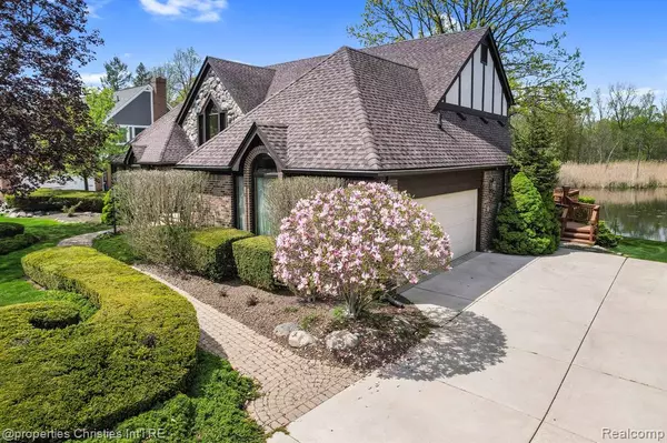 Northville, MI 48167 1065,1032 ELMSMERE Drive