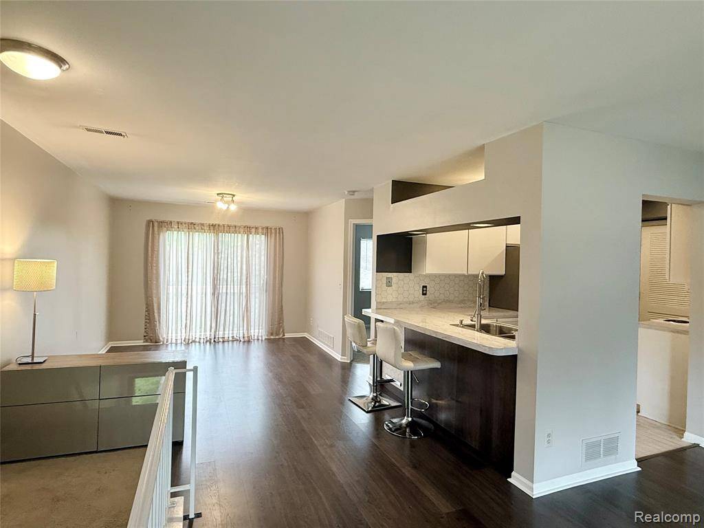Rochester Hills, MI 48307 3080,1550 MEADOW SIDE Drive