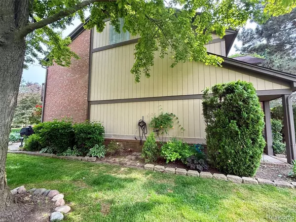 Rochester Hills, MI 48307 3080,1550 MEADOW SIDE Drive