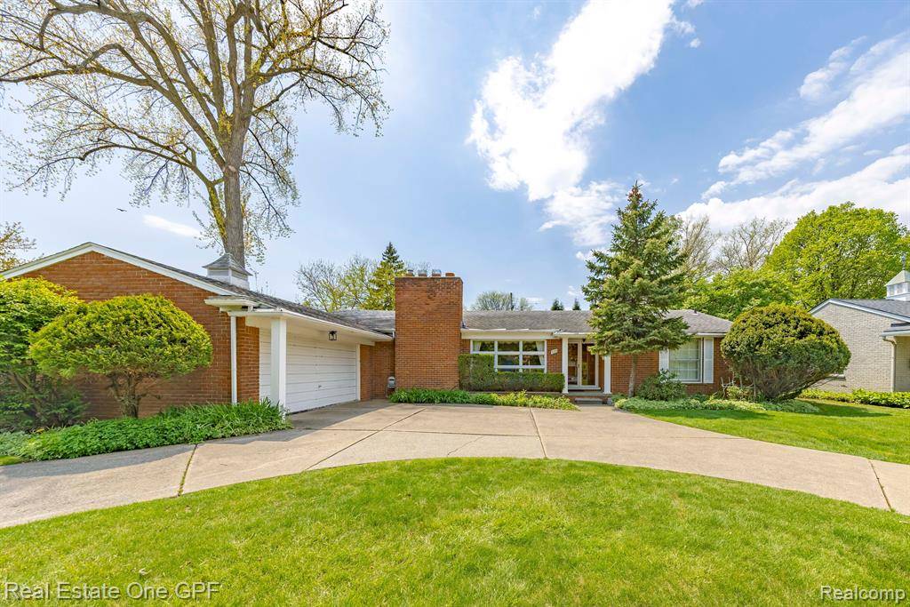 605 S HIGBIE Place, Grosse Pointe Woods, MI 48236 2417