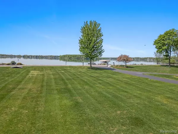 3751 Indian Trail, Orchard Lake, MI 48324 1626