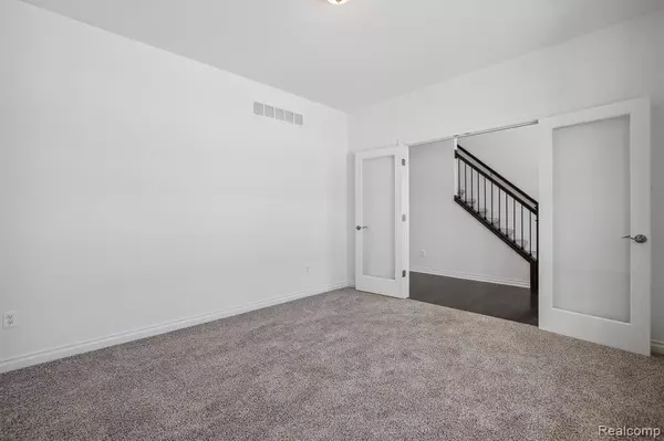 South Lyon, MI 48178,20859 HASENCLEVER Drive