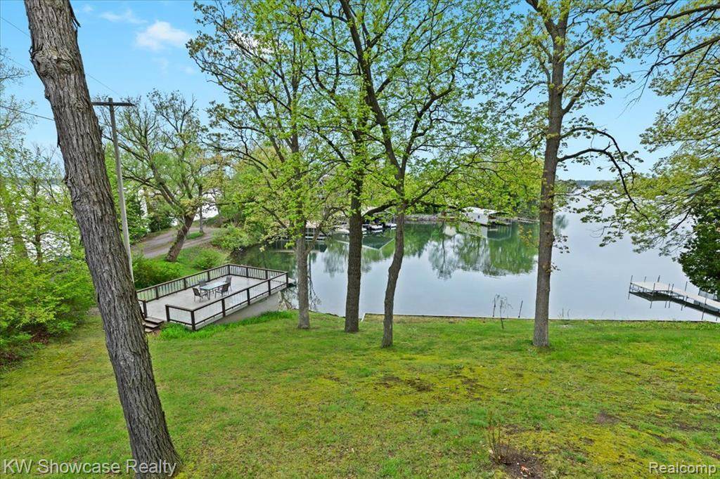 White Lake, MI 48383 1762,3155 RIDGE Road