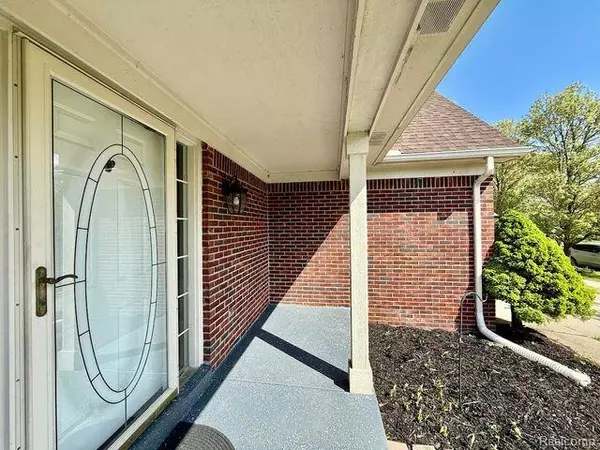 Canton, MI 48188 2212,4158 KIMBERLY Drive