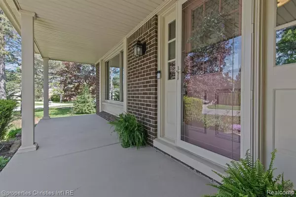 Rochester Hills, MI 48307 3324,1501 DEERHURST Lane