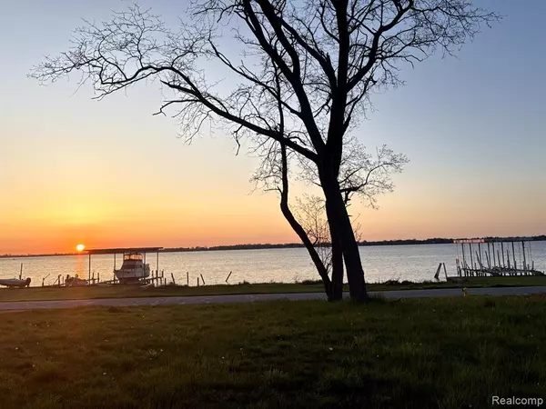Grosse Ile, MI 48138 1336,21604 E RIVER Road