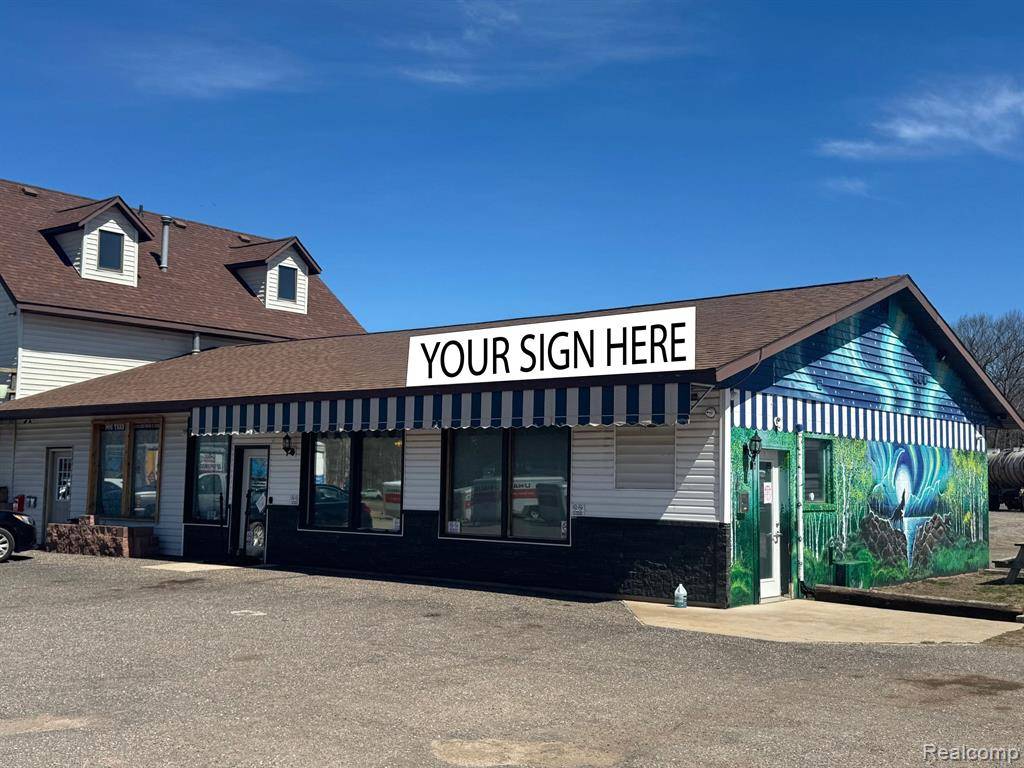 300 M-553, Marquette, MI 49855