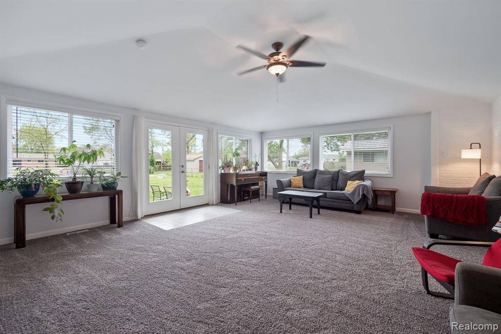 Shelby Twp, MI 48316 4236,5032 Helene Avenue