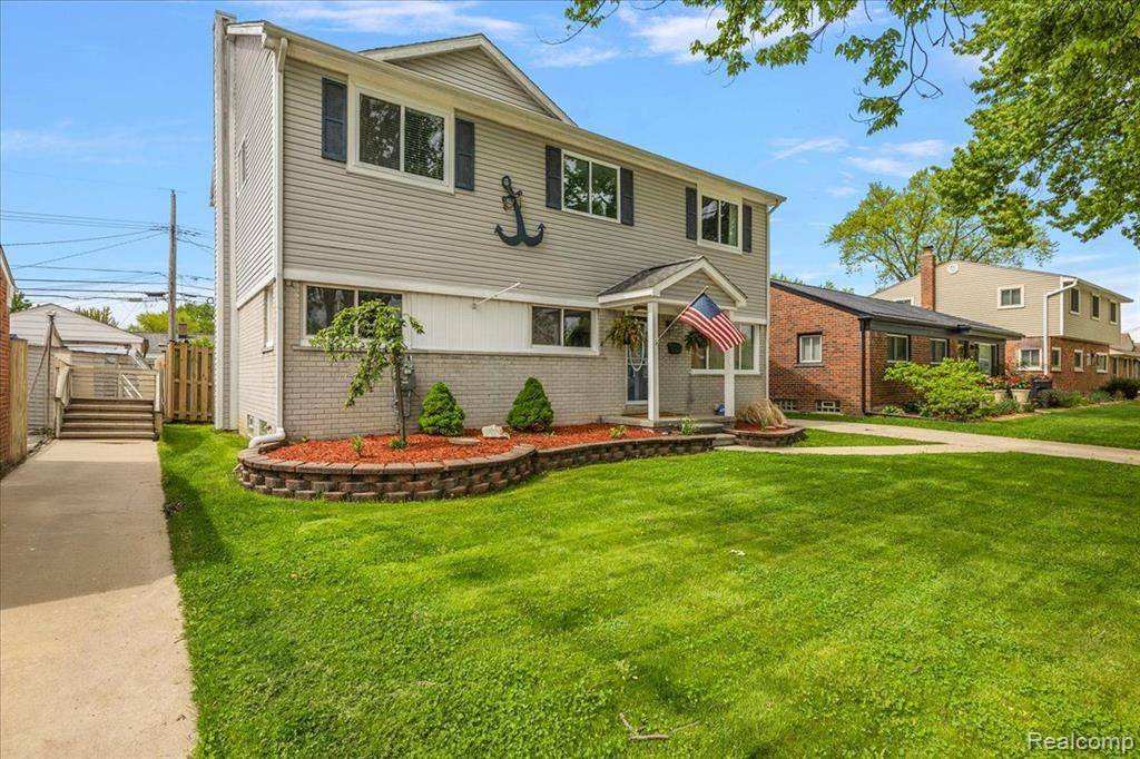 Saint Clair Shores, MI 48082 2094,23142 PORT Street