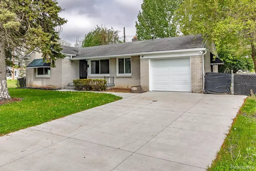 245 BROADWAY Street, Mount Clemens, MI 48043 5844