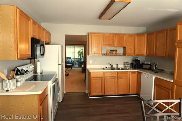 Howell, MI 48843 4177,1016 CURZON Street