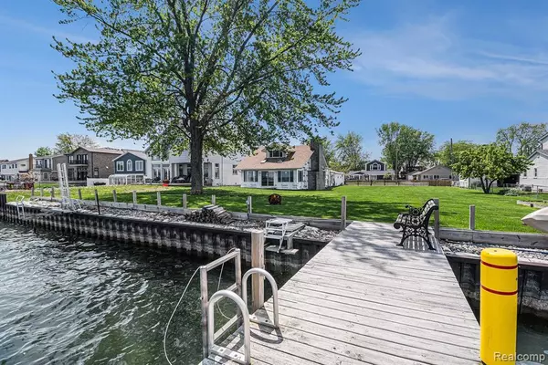 Harrison Twp, MI 48045 1422,41180 CONGER BAY Drive