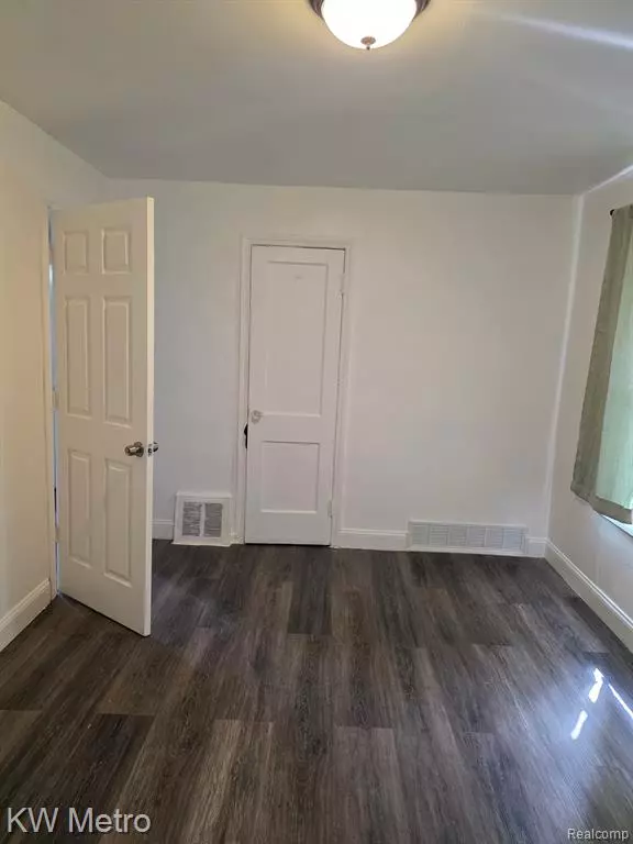 Detroit, MI 48228 1811,8845 FAUST Avenue
