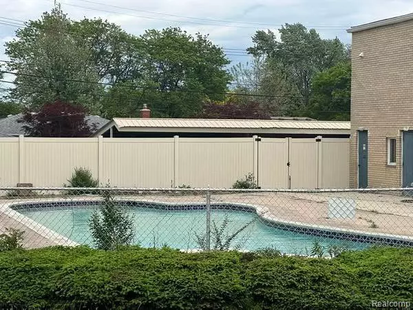Dearborn Heights, MI 48127 1628,7350 N INKSTER Road