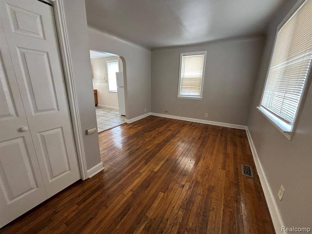 Hazel Park, MI 48030 2098,431 W MADGE Avenue