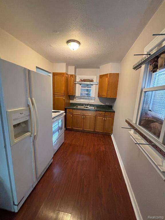 Harper Woods, MI 48225 2149,18989 WASHTENAW Street