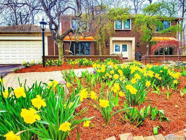 West Bloomfield, MI 48323 2434,5130 LAKE BLUFF Road
