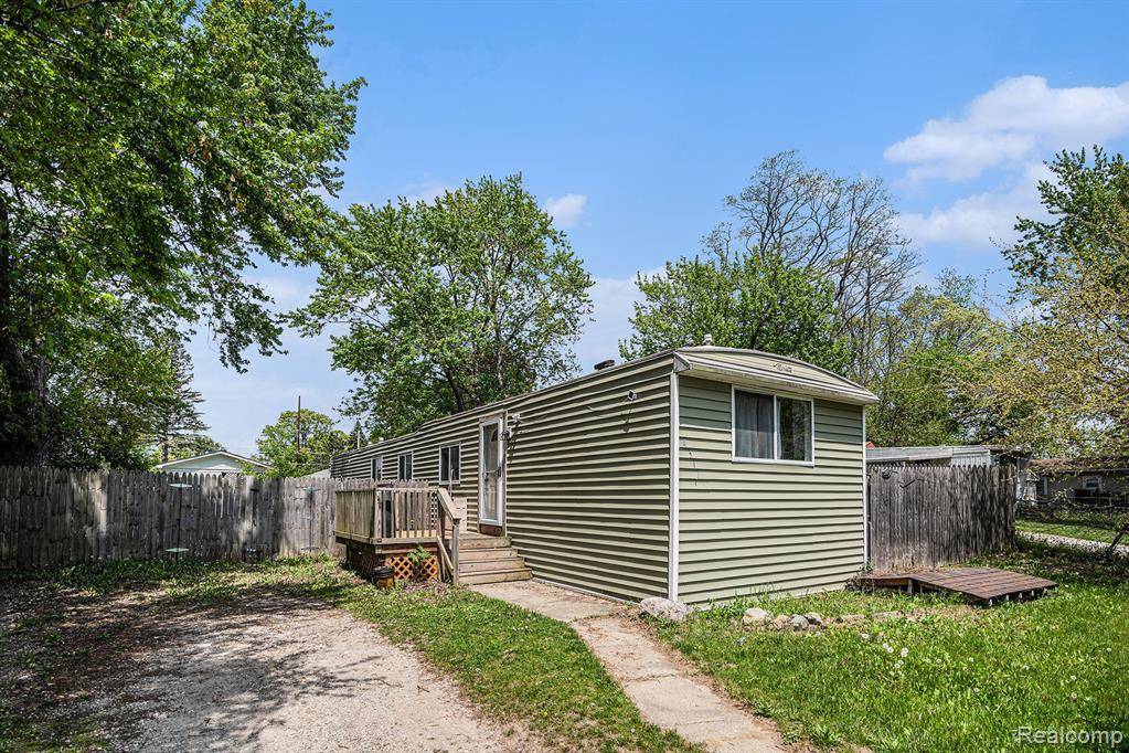 4317 N HILL Drive, Holly, MI 48442 1820
