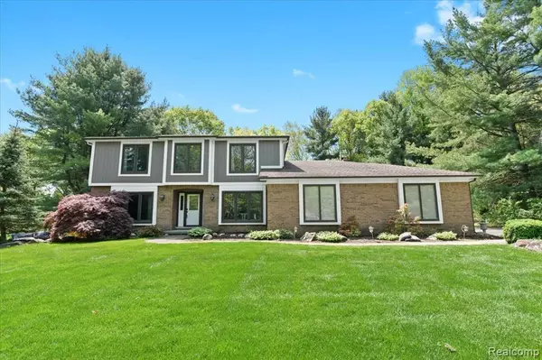6588 WHITE PINES Drive, Brighton, MI 48116 9170