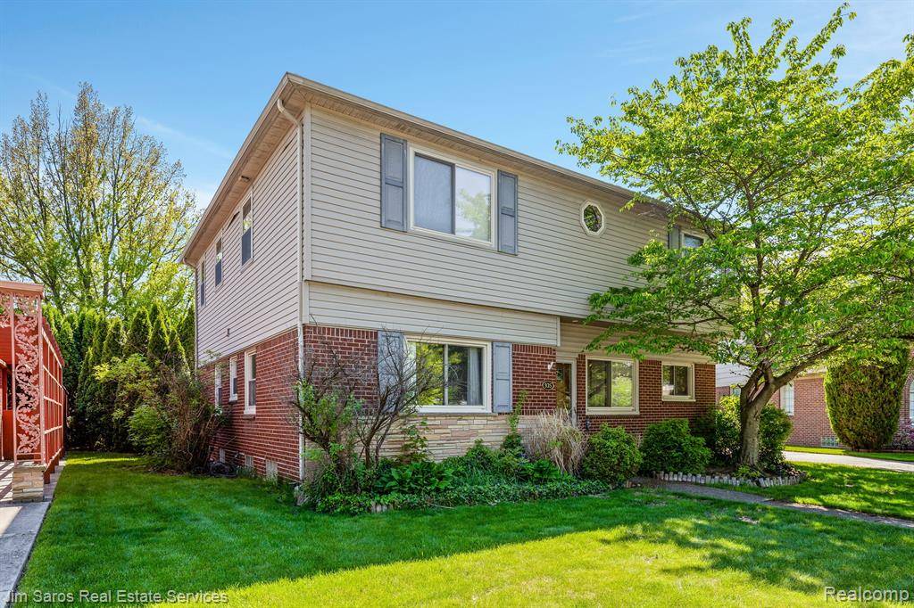 Grosse Pointe Woods, MI 48236 1295,935 S BRYS Drive