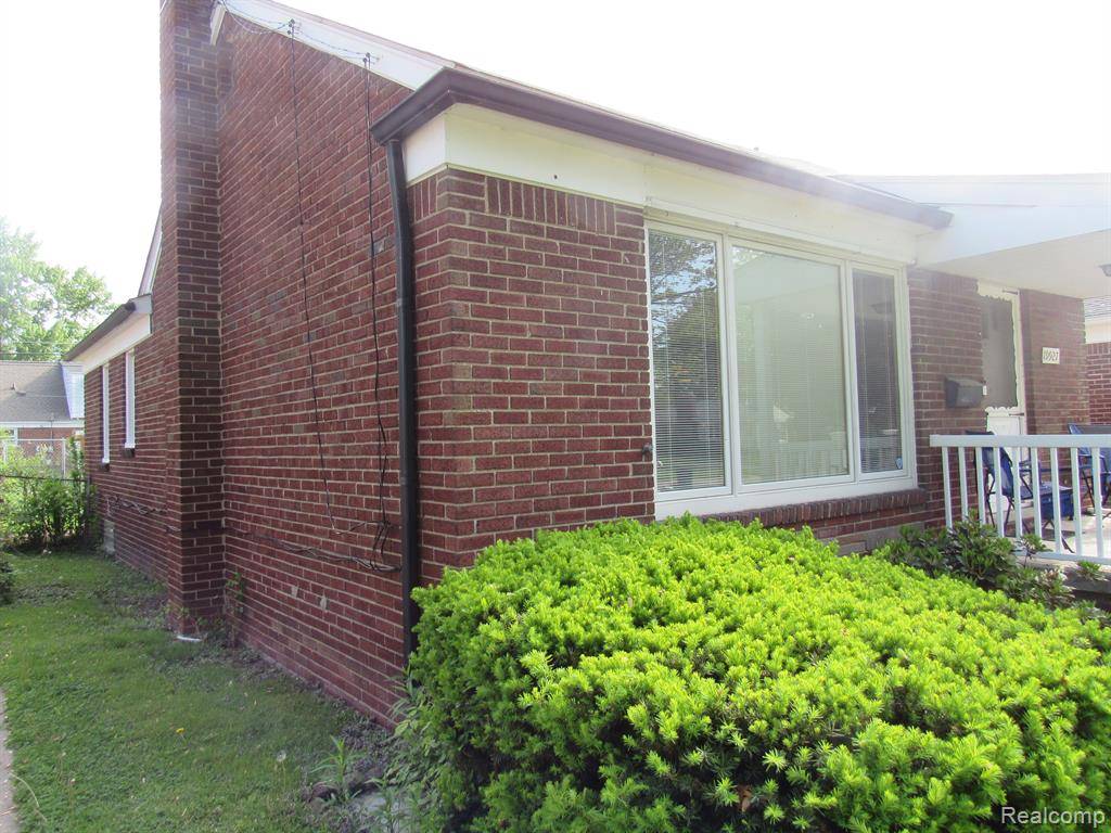 Harper Woods, MI 48225 1745,19927 LOCHMOOR Street