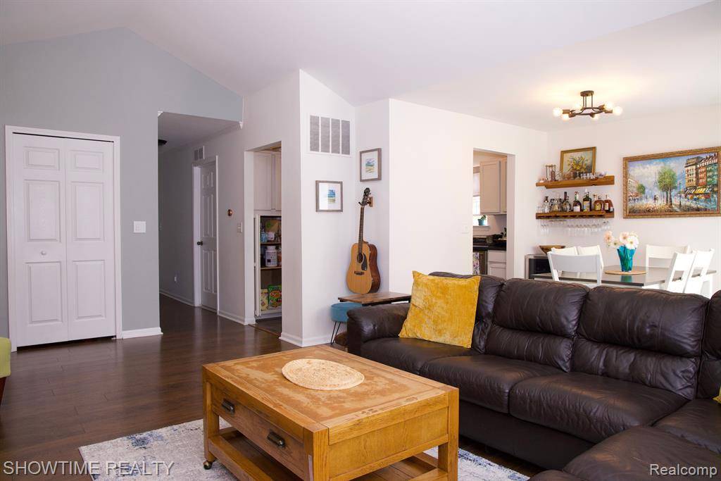 Macomb, MI 48044 5217,46265 CAVALIER Drive