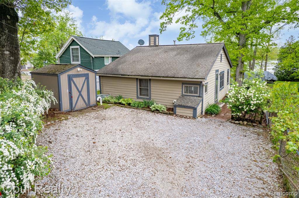 Pinckney, MI 48169 9745,11134 PATTERSON LAKE Drive