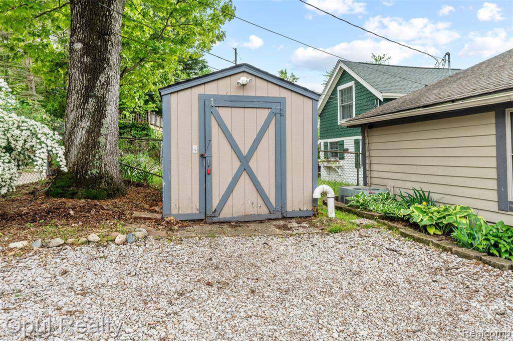 Pinckney, MI 48169 9745,11134 PATTERSON LAKE Drive